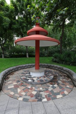 Parkta mantar şeklinde bir Pavyon.