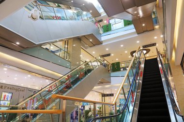 Tangshan - 2 Eylül 2017: Alışveriş merkezlerindeki asansörler, parlak ışıklar, Tangshan City, Hebei Eyaleti, Çin