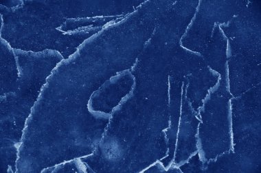 buz üzerinde çatlaklar