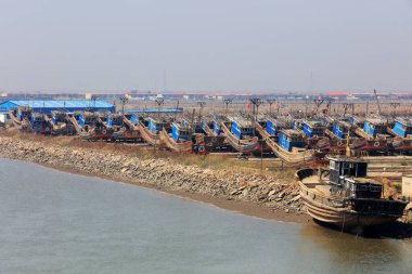 Kıyıya demir atmış balıkçı tekneleri, Luannan County, Hebei Eyaleti, Çin