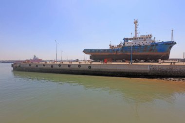 Tamir bekleyen gemiler tersanede.