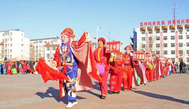 LUANNAN COUNTY - 9 Şubat 2014, Luannan County, Hebei Eyaleti, Çin 'de insanlar renkli kıyafetler giyip, sokaklarda Yanko dansı yapıyorlar.