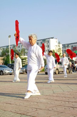 14 Haziran 2014 'te, LuanNan County, Hebei Eyaleti, Çin' deki meydandaki spor salonunda bir grup yaşlı insan Tai chi chuan çalıyordu.