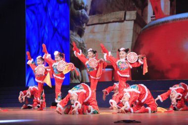 28 Aralık 2014 'te sahnede çocuk dans gösterisi, Luannan County, Hebei Eyaleti, Chin