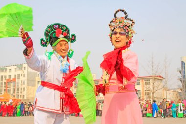 LUANNAN COUNTY - 6 Mart 2015 'te geleneksel Çin usulü Yanko dans gösterileri meydanda, Luannan County, Hebei, Chin