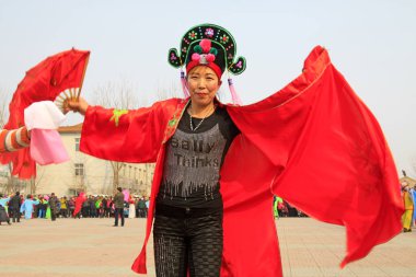 LUANNAN COUNTY - 6 Mart 2015 'te geleneksel Çin usulü Yanko dans gösterileri meydanda, Luannan County, Hebei, Chin