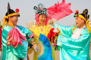 LUANNAN COUNTY - 6 Mart 2015 'te geleneksel Çin usulü Yanko dans gösterileri meydanda, Luannan County, Hebei, Chin