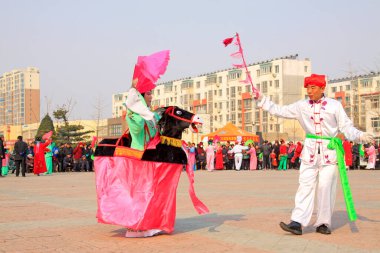 LUANNAN COUNTY - 6 Mart 2015 'te geleneksel Çin usulü Yanko dans gösterileri meydanda, Luannan County, Hebei, Chin