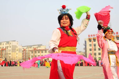 LUANNAN COUNTY - 7 Mart: geleneksel Çin tarzı Yanko dans gösterileri 7 Mart 2015 tarihinde, Luannan County, Hebei Eyaleti, Chin