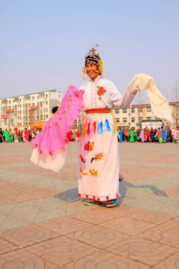 LUANNAN COUNTY - 6 Mart 2015 'te geleneksel Çin usulü Yanko dans gösterileri meydanda, Luannan County, Hebei, Chin