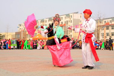 LUANNAN COUNTY - 7 Mart: geleneksel Çin tarzı Yanko dans gösterileri 7 Mart 2015 tarihinde, Luannan County, Hebei Eyaleti, Chin