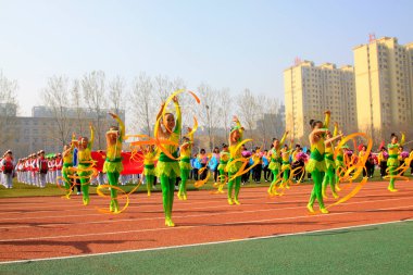 LUANNAN COUNTY - 14 Nisan 2015, Luannan County, Hebei Eyaleti, Chin, Çin atletizm toplantısında grup jimnastik performansı