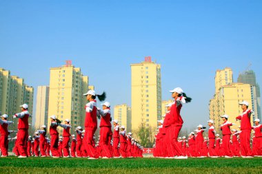 LUANNAN COUNTY - 14 Nisan 2015, Luannan County, Hebei Eyaleti, Chin, Çin atletizm toplantısında grup jimnastik performansı