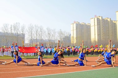 LUANNAN COUNTY - 14 Nisan 2015, Luannan County, Hebei Eyaleti, Chin, Çin atletizm toplantısında grup jimnastik performansı