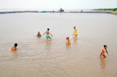 Luannan - 31 Temmuz 2015: Çamurlu gelgit düzlüklerinde banyo yapan ziyaretçiler, 31 Temmuz 2015, Luannan County, Hebei, Çin