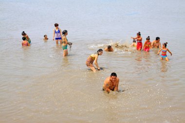 Luannan - 31 Temmuz 2015: Çamurlu gelgit düzlüklerinde banyo yapan ziyaretçiler, 31 Temmuz 2015, Luannan County, Hebei, Çin