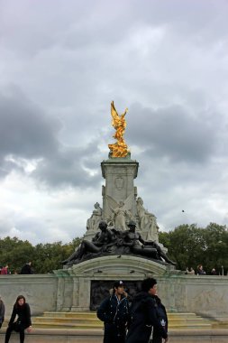 Londra - 10 Ekim 2015: Kraliçe Victoria altın heykeli, Londra, İngiltere, 10 Ekim 201