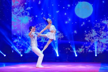 Luannan County - 3 Şubat 2015: Çin akrobatik gösterisi, Luannan County, Hebei, Çin, 3 Şubat 201