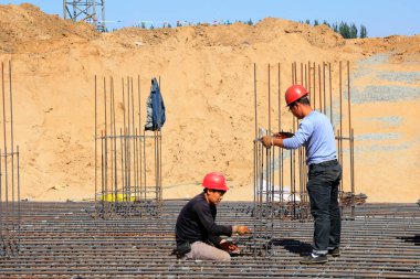 İnşaat işçileri olay yerinde.