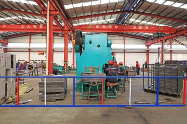 Tangshan City - 1 Kasım 2016: Çelik levha içindeki işçiler, Tangshan City, Hebei, Chin 'deki bir fabrikada üretim hattını boşaltıyorlar.