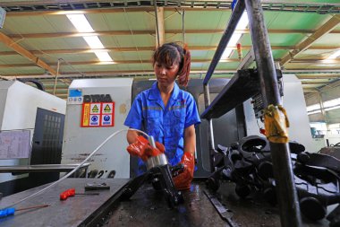 Tangshan City - 26 Ağustos 2017: Tangshan City, Hebei, Chin 'deki bir fabrikada işçiler