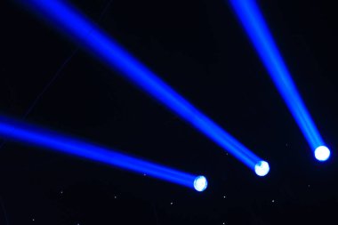 Sahne aydınlatma etkisi karanlıkta 