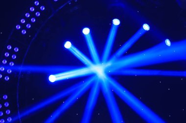 Sahne aydınlatma etkisi karanlıkta 