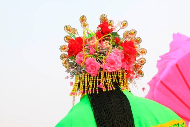 Çin Yeni Yılı 'nda Yanko' da kadınların baş nişanı, Luannan County, Hebei Eyaleti, Çin