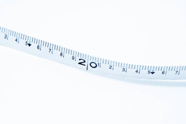 Beyaz arkaplanda plastik esnek cetvel 