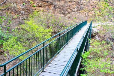 Taş Orman Kanyonu manzaralı metal tahta yol, Pekin, Çin