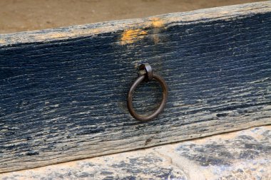 Eşikte siyah metal halka, fotoğrafın yakın çekimi.