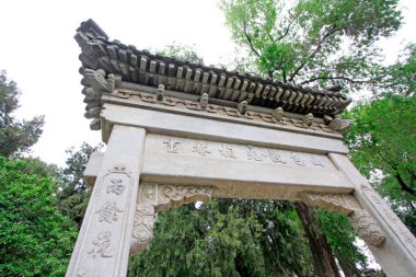 23 Mayıs 2014 'te Pekin, Çin' de Pekin Parkı 'ndaki taş kemer mimarisi manzarası.