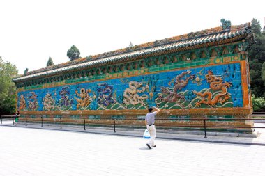 23 Mayıs 2014 'te Pekin' deki Beihai Parkı 'nda 9 Ejder Duvarı (Jiulongbi) kuruldu.