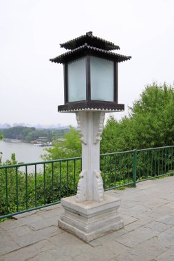 Beihai Park 'ta geleneksel stil aydınlatma araçları