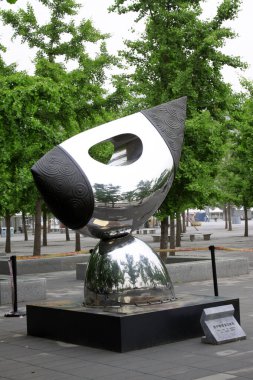 25 Mayıs 2014 'te Pekin Olimpiyat Parkı' nda paslanmaz çelik heykel.