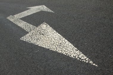 Asfalt yollarda beyaz ok, fotoğrafa yakın çekim