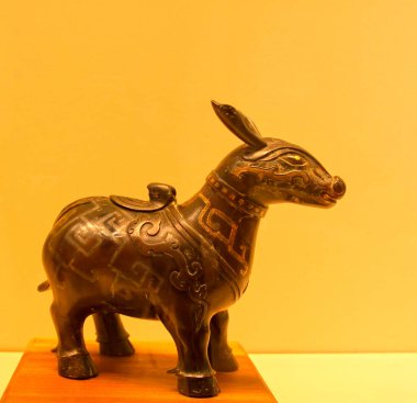 BEIJING, ÇİN - MING DYNASTY (1368-1644): Çin Ulusal Müzesi 'nde, Pekin, Çin' de altın ve gümüşü, Ming Hanedanlığı 'nda (1368-1644) bulunan hayvan şekilli Zun..