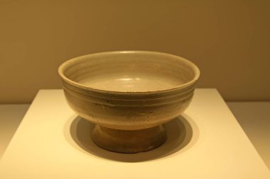 ÇİN - EASTERN HAN DYNASTY (M.S. 25-220): Celadon Kupası, Doğu Han Hanedanı (MS 25-220), Çin Ulusal Müzesi, Pekin, Çin. 