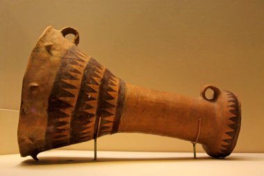 ÇİN - MAJIAYAO CULTURE (MÖ 3200-2000): Sawtooth Design ile Boyalı Çömlek Davulu, Majiayao Kültürü (MÖ 3200-2000), Çin Ulusal Müzesi, Pekin, Çin. 