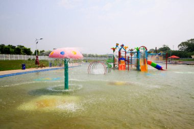 LUANNAN COUNTY - 11 Temmuz 2014 'te bir eğlence parkındaki dinlenme tesisi, Luannan County, Hebei Eyaleti, Çin