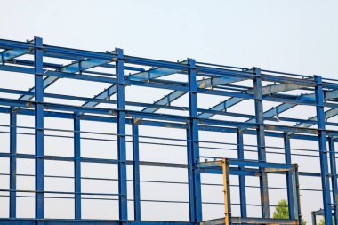 Fabrika çelik iskeleti, fotoğrafa yakın çekim.