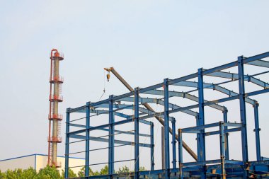 LUANNAN COUNTY - 16 Ağustos - 16 Ağustos 2014 tarihinde, Luannan County, Hebei Eyaleti, Çin 'de bir fabrikaya çelik iskelet döşeyen işçiler