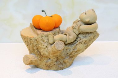 Çocuk heykeli, fotoğrafa yakın çekim.