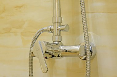 Tuvalet banyosu kontrol düğmesi, fotoğrafa yakın çekim.