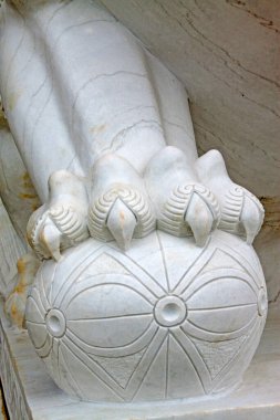 Beyaz mermer oymacılık işe yarıyor, fotoğrafa yakın çekim.