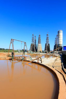 LUANNAN COUNTY - 13 Ekim: MaCheng demir madeninde sondaj sondajı ve sarı su, 13 Ekim 2014, Luannan County, Hebei Eyaleti, Çin