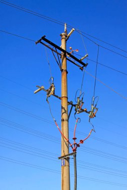 yüksek voltajlı elektrikli çelik tüp kulesi gökyüzünün altında, kuzey Çin