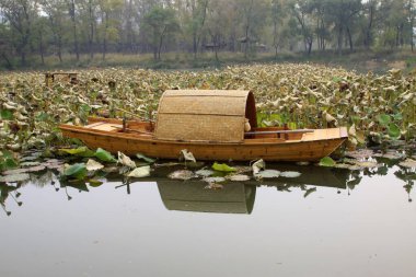 Sudaki tekne, fotoğrafa yakın çekim.