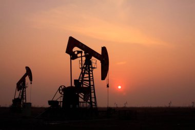 Çin 'de bir petrol sahasında dengeli kiriş pompalama ünitesi