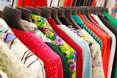 Mağazada asılı şık bir elbise. Fotoğrafın yakın çekimi.